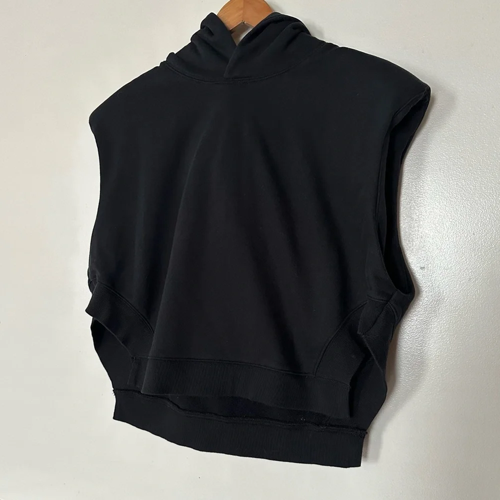 Alo Cropped Headliner Shoulder Pad Sleeveless Hoodie Sweatshirt Vest Size Medium - Picture 7 of 13
